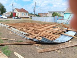 В селе ураган повредил крыши домов и повалил деревья
