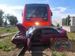 Поезд столкнулся с легковушкой, пострадали двое