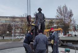 В сквере на Театральной площади установили памятник Алексею Боголюбову