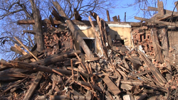 Аварийные и не снесённые дома рушатся и зарастают мусором. Видео