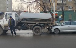 Фольксваген въехал в грузовик, пострадала пассажирка