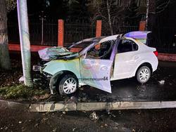 У больницы Рено врезался в столб и загорелся, водитель погиб