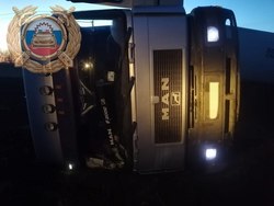Водитель почувствовал себя плохо, опрокинул грузовик и погиб