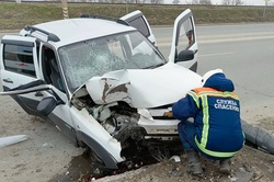 Нива врезалась в столб, погибла пассажирка