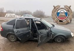 Водителя и пассажирку Приоры увезла скорая после столкновения с Киа