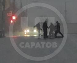 Группа мужчин затеяла драку на дороге