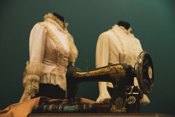 Открылась выставка костюмов из легендарных спектаклей МХАТа