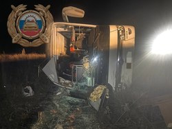 Автобус съехал в кювет и опрокинулся. Есть пострадавшие