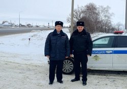 Полицейские пришли на помощь водителю застрявшей в снегу машины