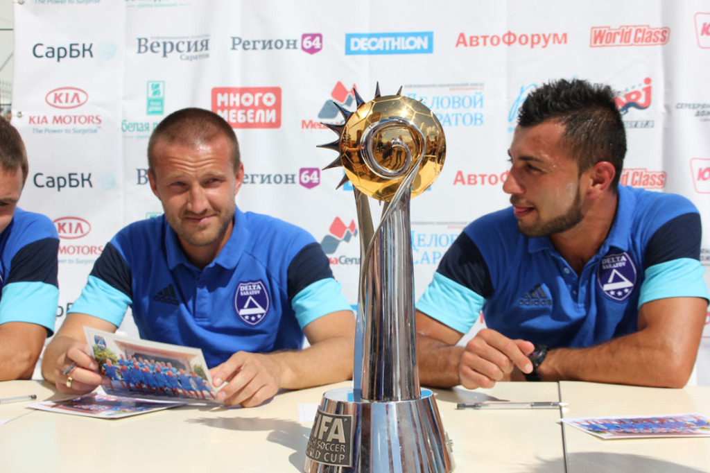 Игроки "Дельты" показали в Саратове Кубок мира по пляжному футболу