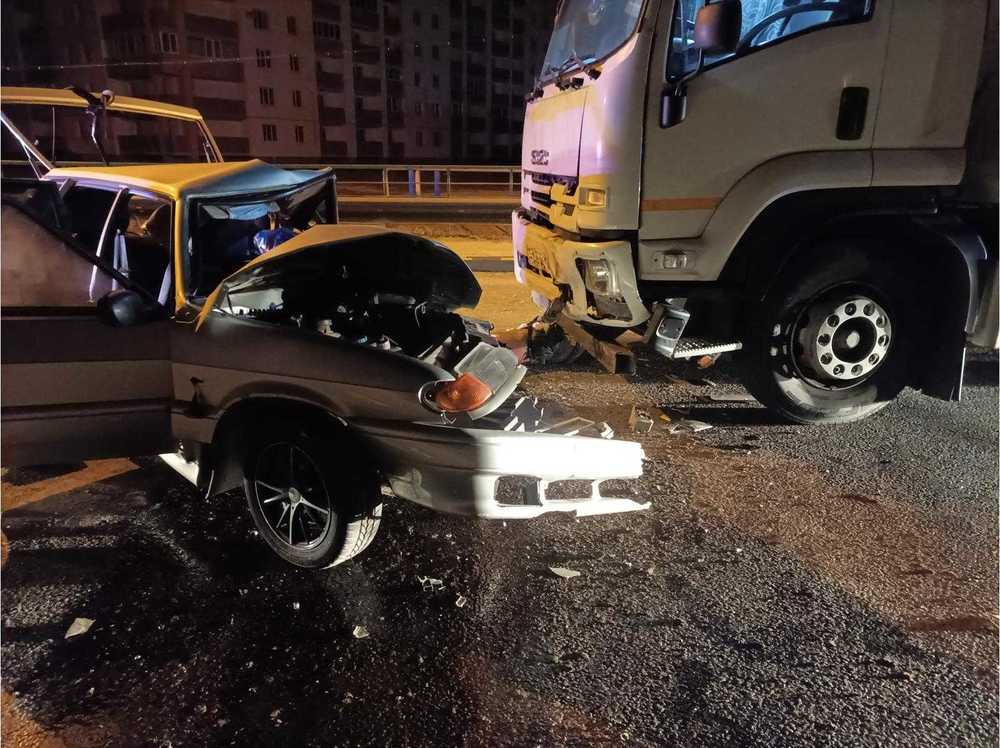 В ДТП с грузовиком погибла водитель "14-й", трое в больнице