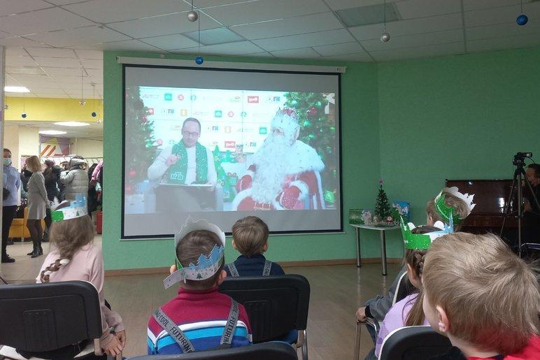 Главный Дед Мороз страны подарил коляску девочке с ДЦП и ноутбук многодетной семье