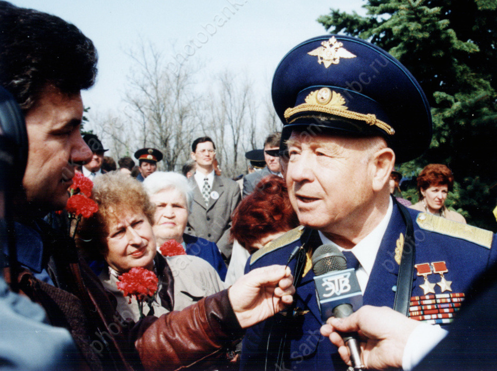 Времена. Учреждено звание Героя СССР, в Саратове учатся подавлять беспорядки