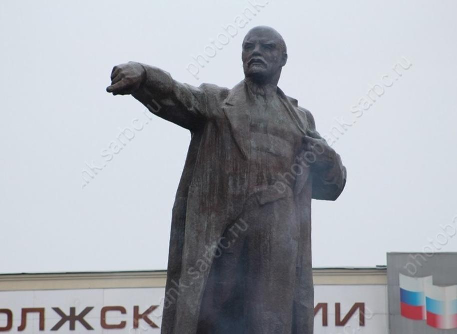 Времена. Каждому жителю СССР обещают квартиру к 2000 году, в Саратове открыт памятник Ленину
