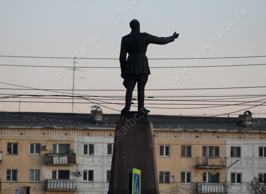 Времена. Погиб космонавт Комаров, предложено заменить памятник у саратовского вокзала