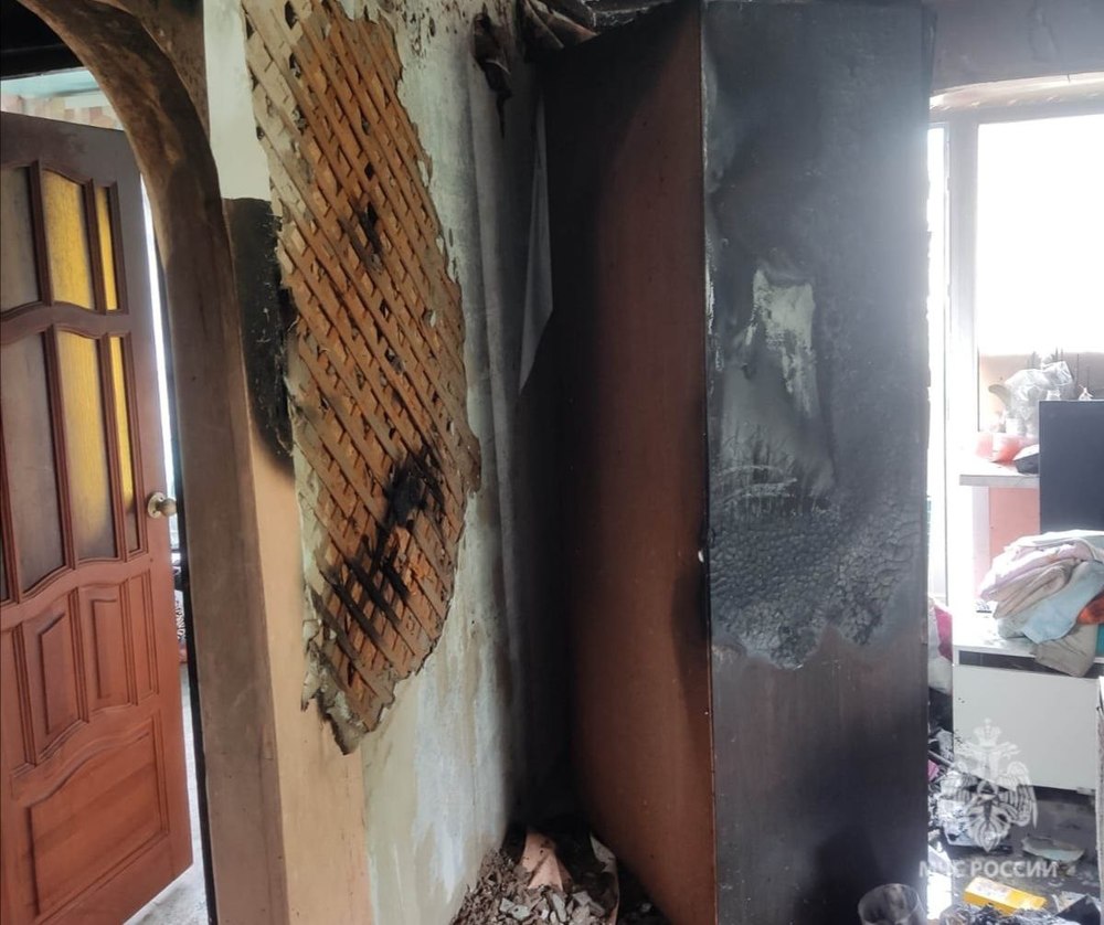 При пожаре в квартире спасены женщина и ребенок