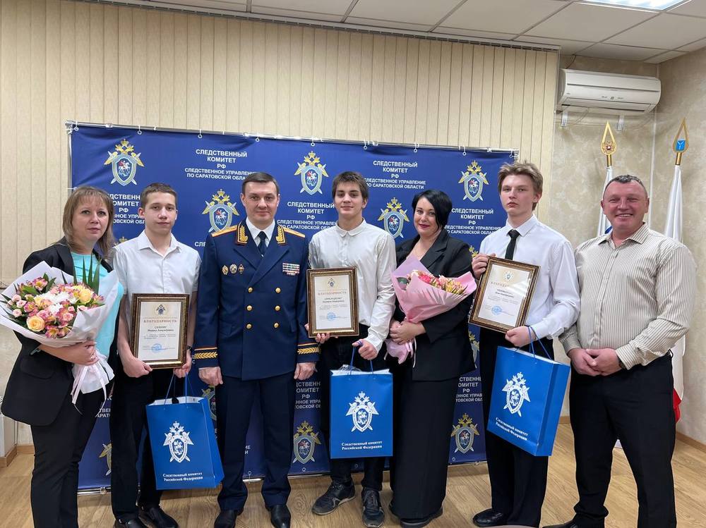 Подростков наградили за спасение прохожего от пьяного агрессора