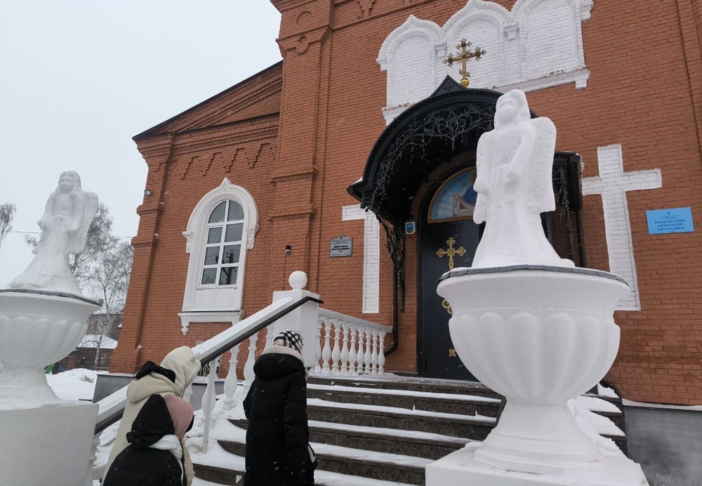 Рядом с храмом заметили двух снежных ангелов