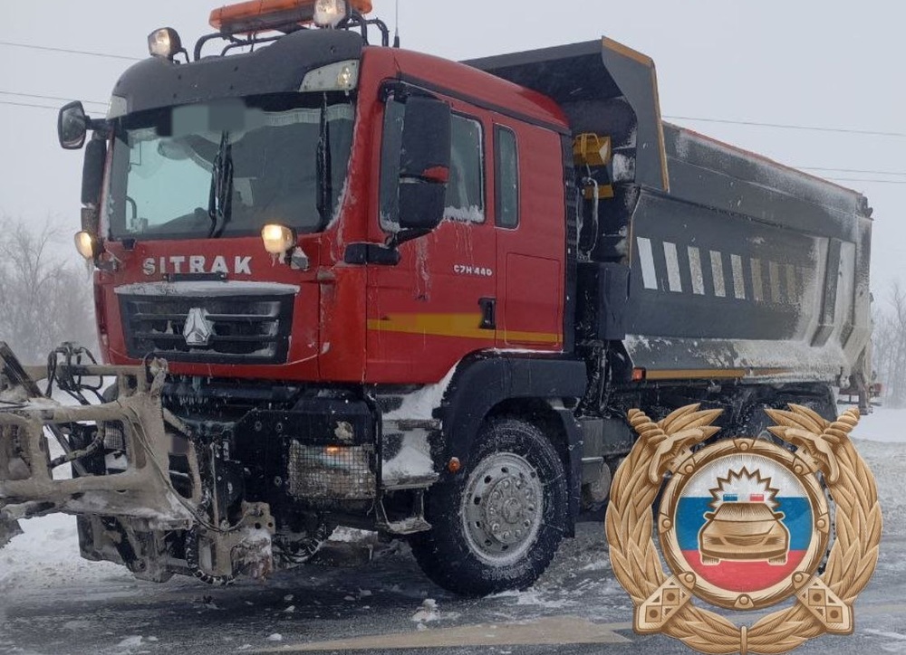 Четверо человек разбились в ДТП со снегоуборочной машиной