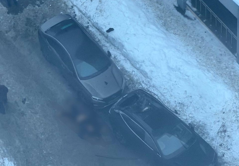 Мужчина упал с высоты на машину и погиб