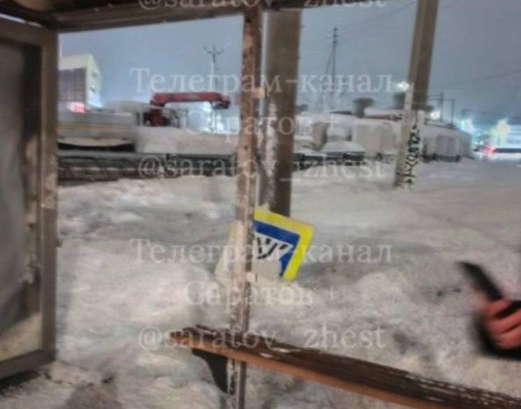 Спецмашина разбила потоком снега остановку, пострадали люди