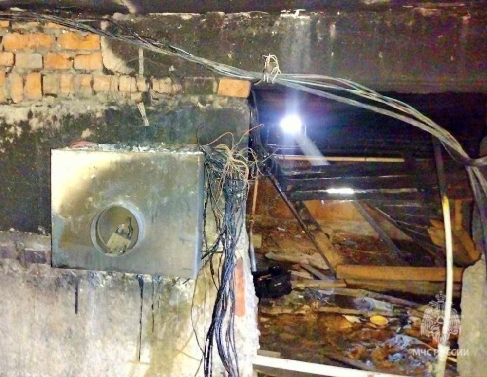 Из-за замыкания пришлось эвакуировать 15 жильцов пятиэтажки