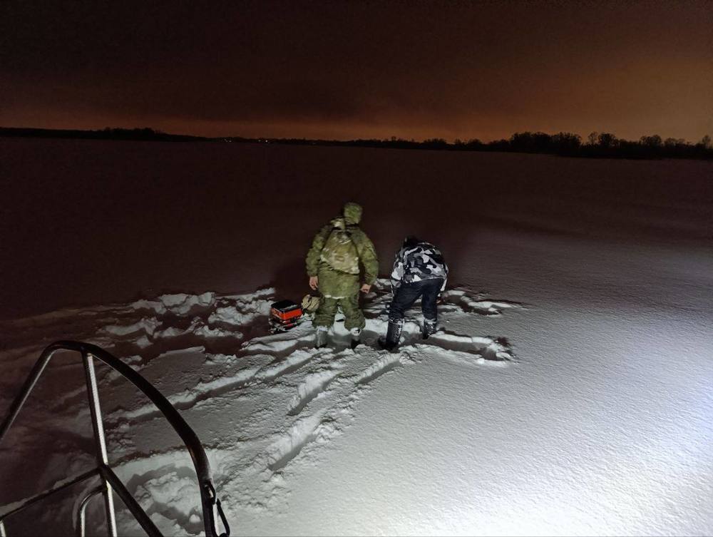 Спасатели эвакуировали с Волги мужчин на мотособаке