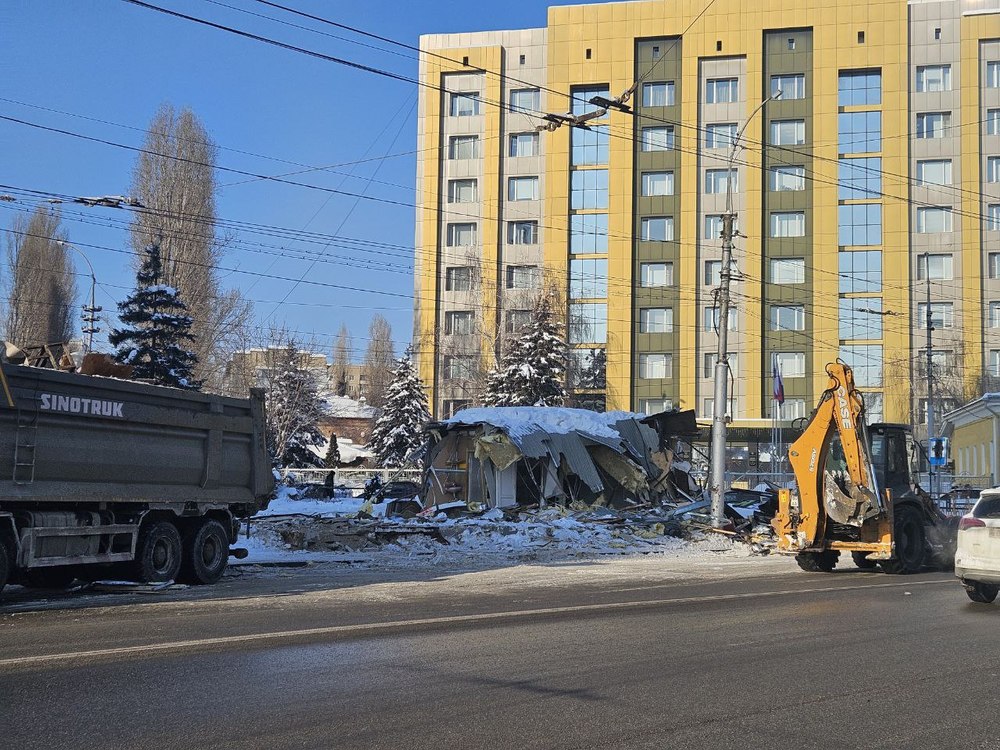 На площади сносят торговый павильон