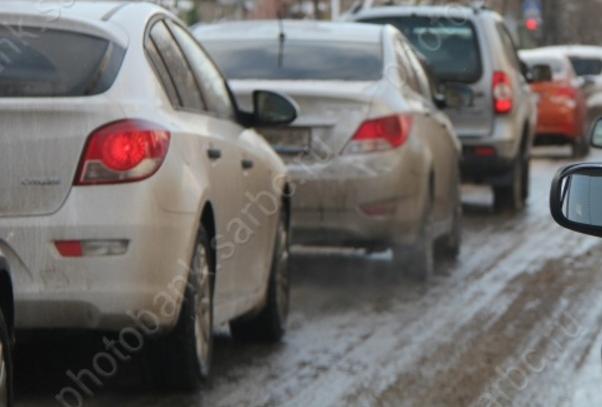 После ночного снегопада в городе наблюдаются пробки