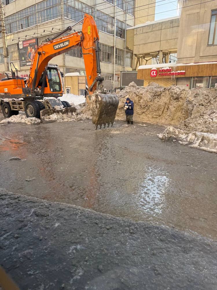 Потоп у горпарка. Пробки, остановка троллейбусов, отключение воды