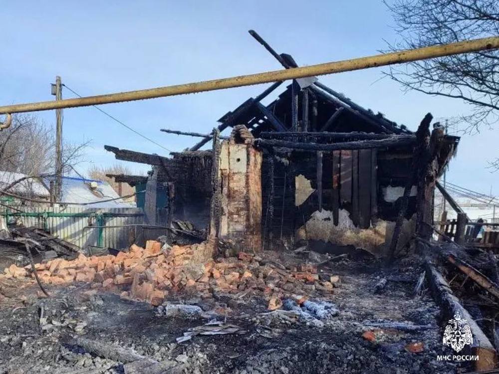 В сгоревшем доме погибли мужчина и две женщины