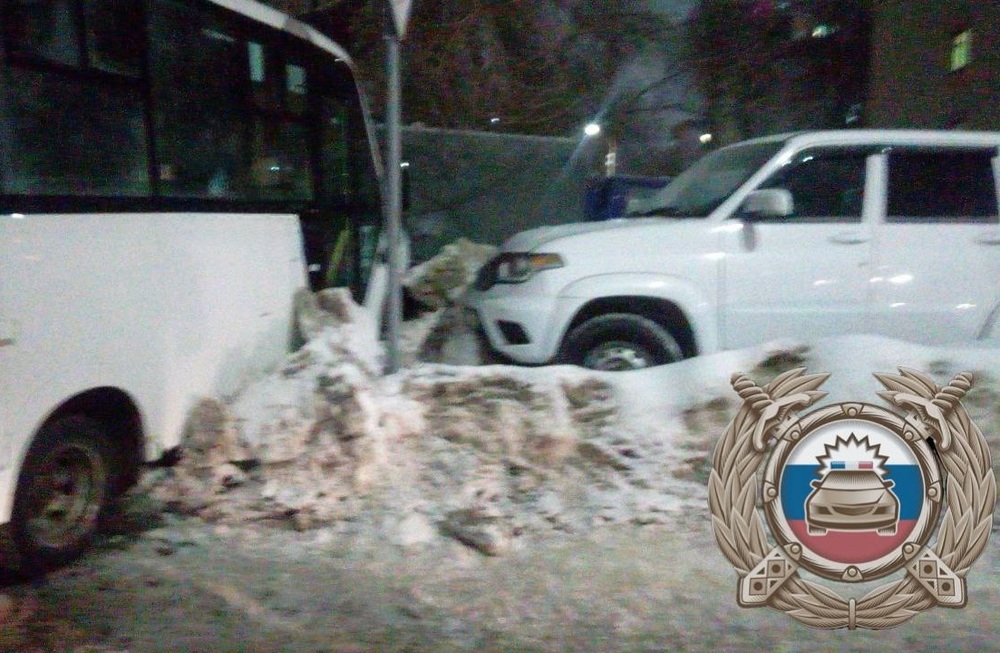 Автобус протаранил три автомобиля, пострадала пассажирка