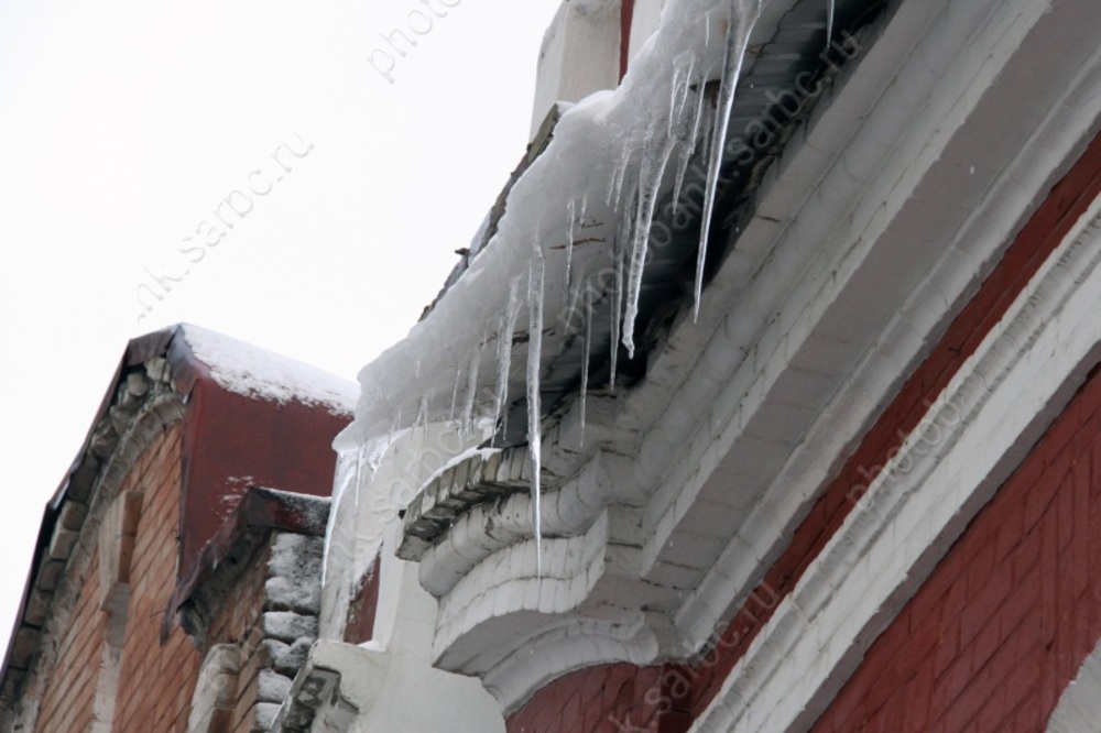 Из-за падения льда с крыши пострадала ещё одна женщина