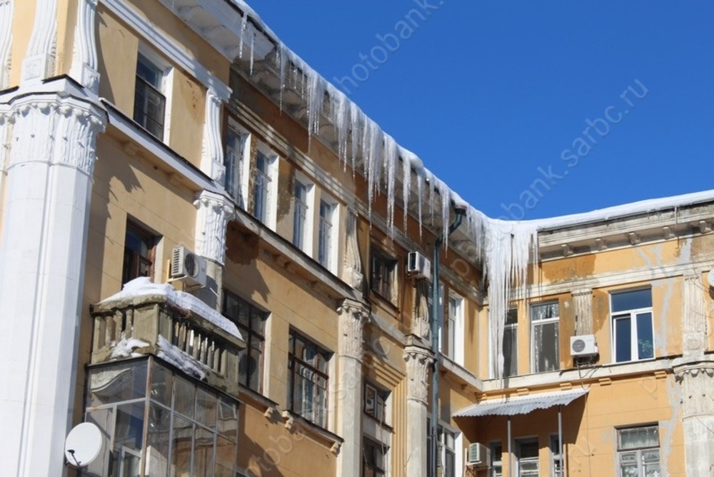 На горожанина упала глыба льда, возбуждено уголовное дело