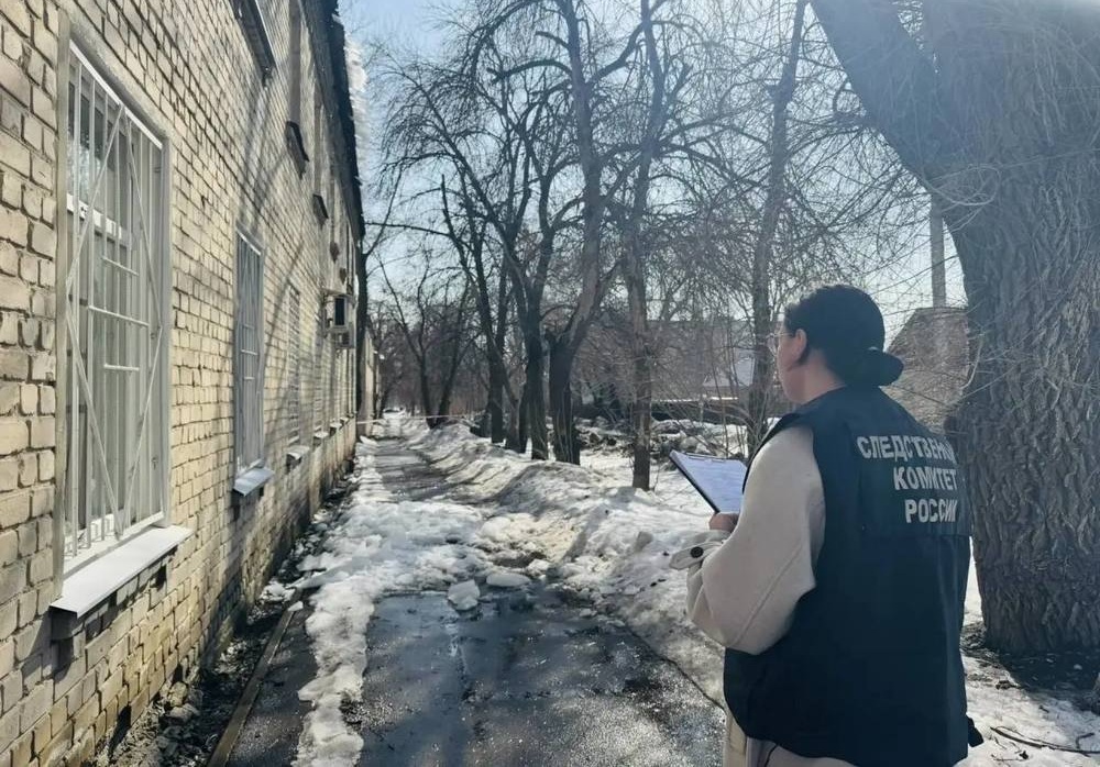 На юношу упала глыба льда. Уголовным делом заинтересовался Бастрыкин