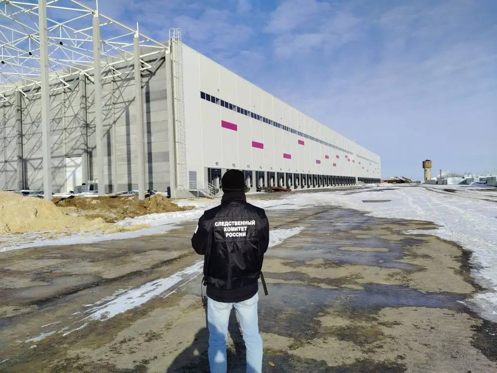 На стройке логистического центра Wildberries упал с высоты рабочий