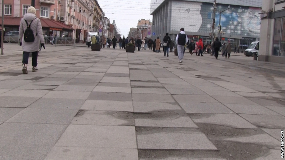 Вместе с дорогами в Саратове разрушается и тротуарная плитка. Видео