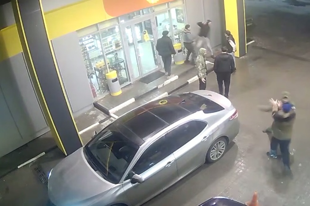 На двоих мужчин напали на заправке, возбуждено дело