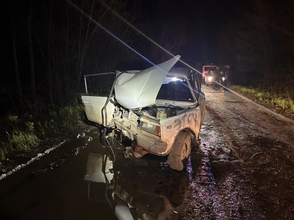 Машина с шестью подростками врезалась в дерево и перевернулась