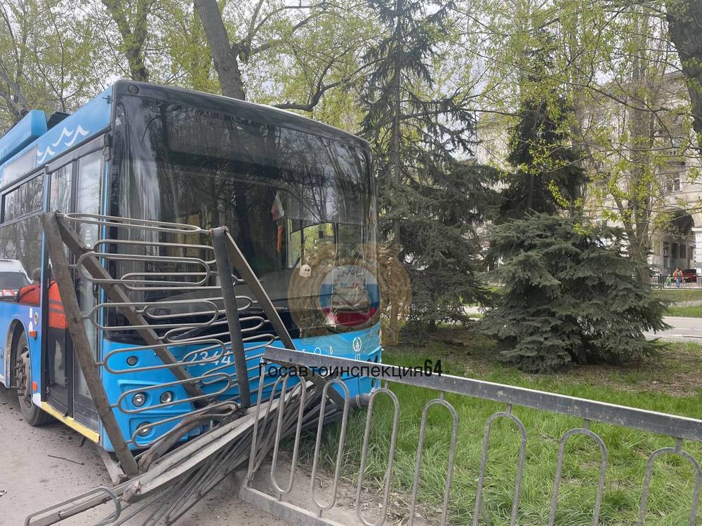 Водитель скончался во время движения. Троллейбус врезался в ограждение