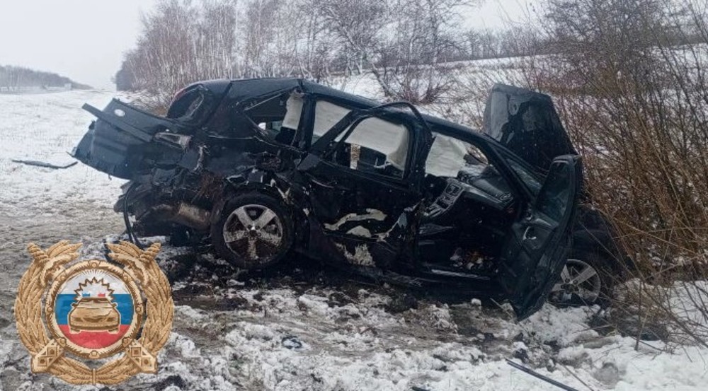 Три человека пострадали в перевернувшемся на трассе 