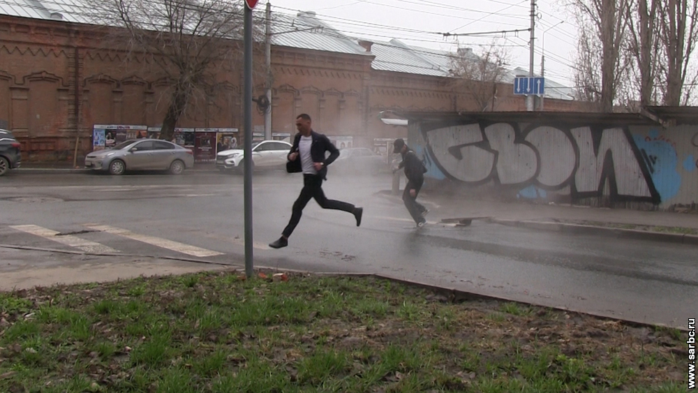 По несколько дорогам в центре города потёк кипяток. Видео