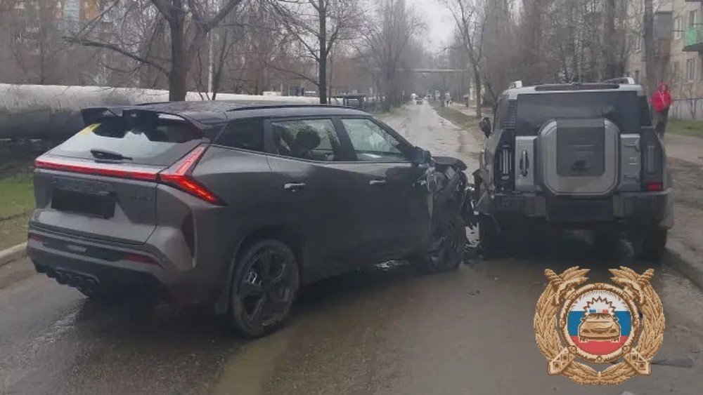 Водитель припаркованной машины получила травмы после наезда 