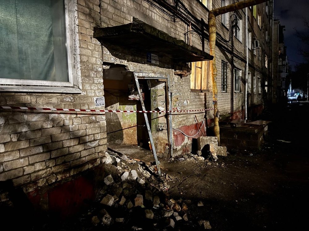 Частично обрушился подъезд дома