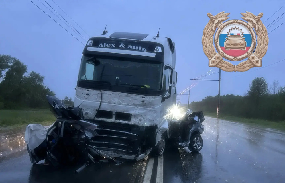 На трассе произошло смертельное ДТП с участием грузовика и легковушки