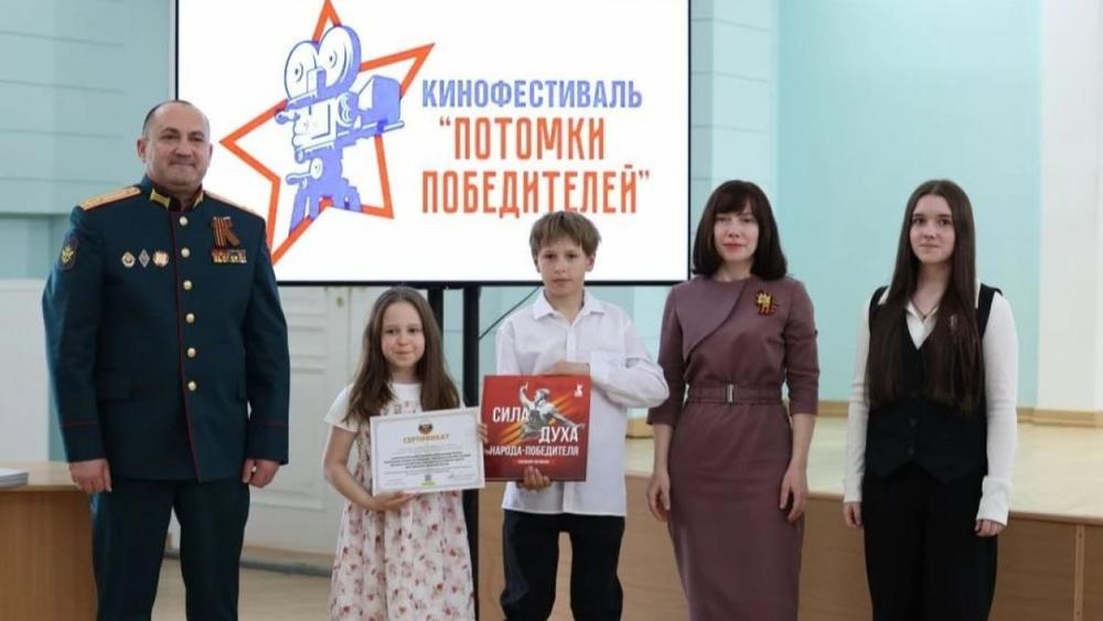 Депутат областной думы вручил награды участникам национального рекорда