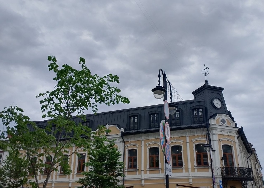 В городе прогнозируют жаркий понедельник с переменной облачностью