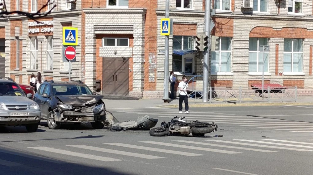 На перекрёстке в центре столкнулись мотоцикл и 