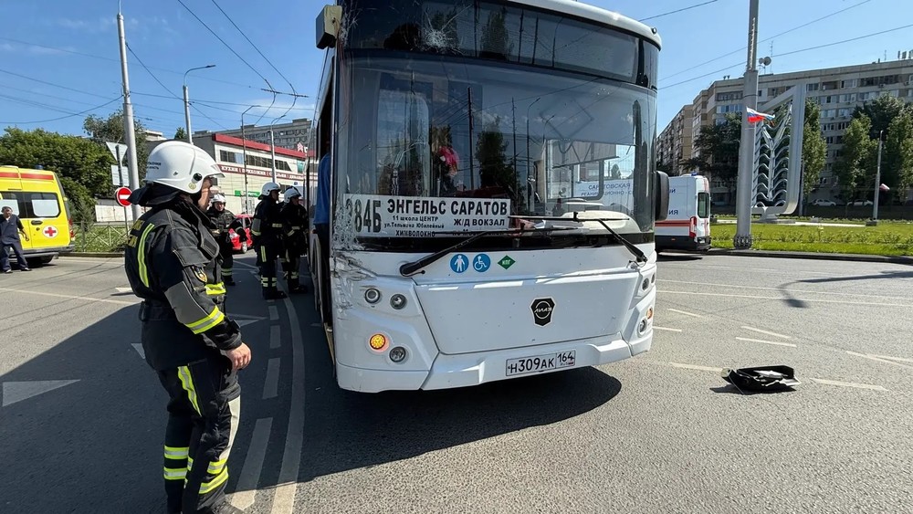 У моста столкнулись автобус и грузовик. Пострадали три женщины