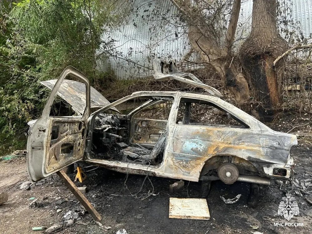 Сгорели шесть автомобилей
